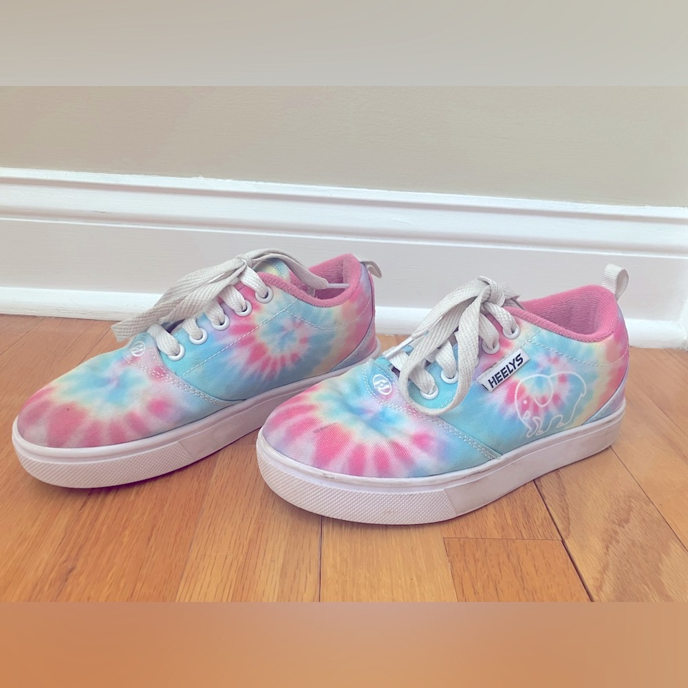 Heelys Size 2 Tie-Dye Skate Shoes in Play condition